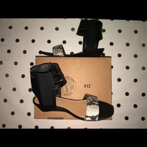 Faux snake skin sandal. 12W